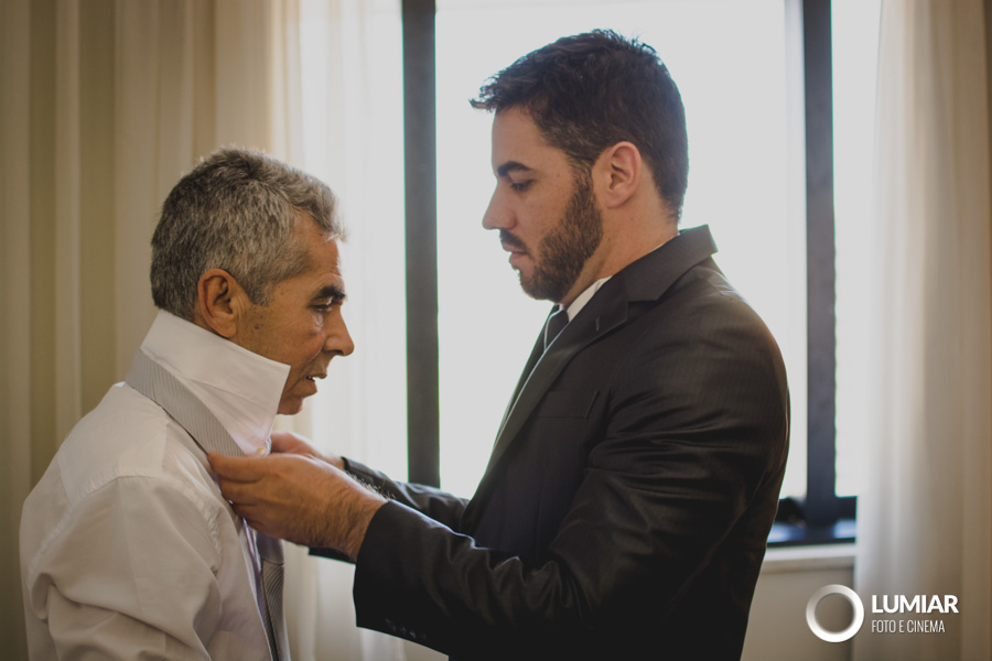 pai e filho se preparam para casamento