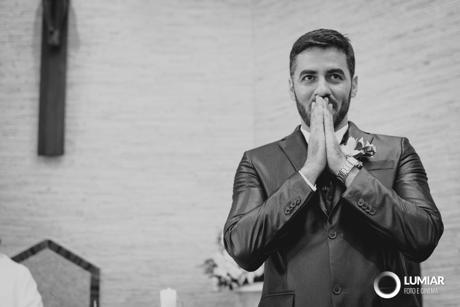 noivo à espera da noiva no altar