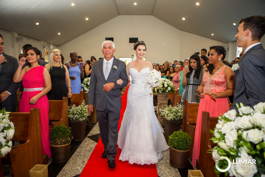 noiva entra na igreja