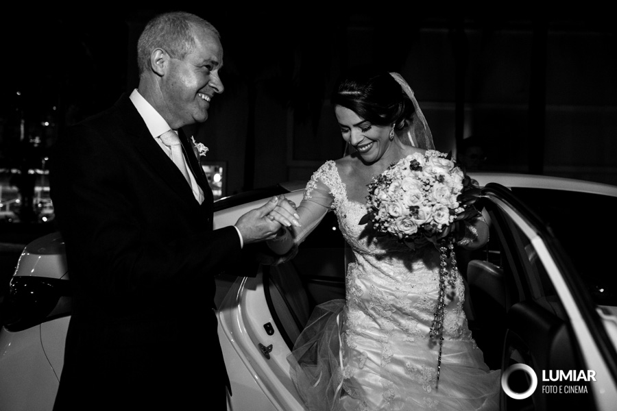 pai da noiva a leva para o altar