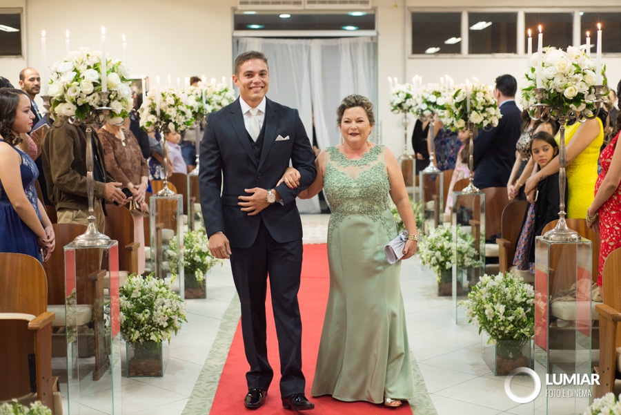 noivo entra com sua mãe