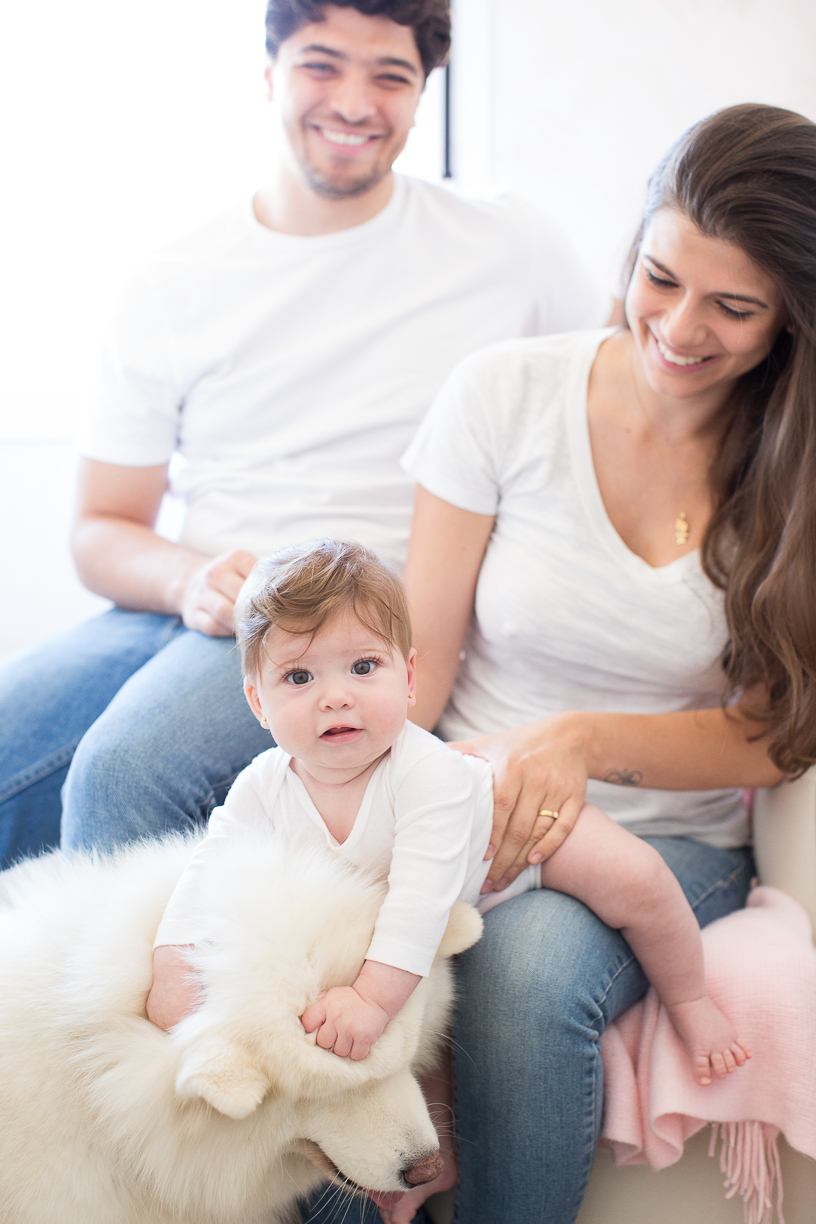 bebe brincando com akita