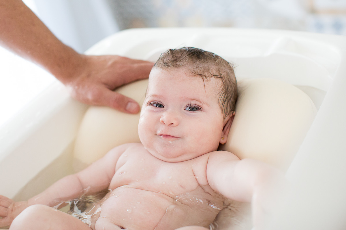 bebe tomando banho