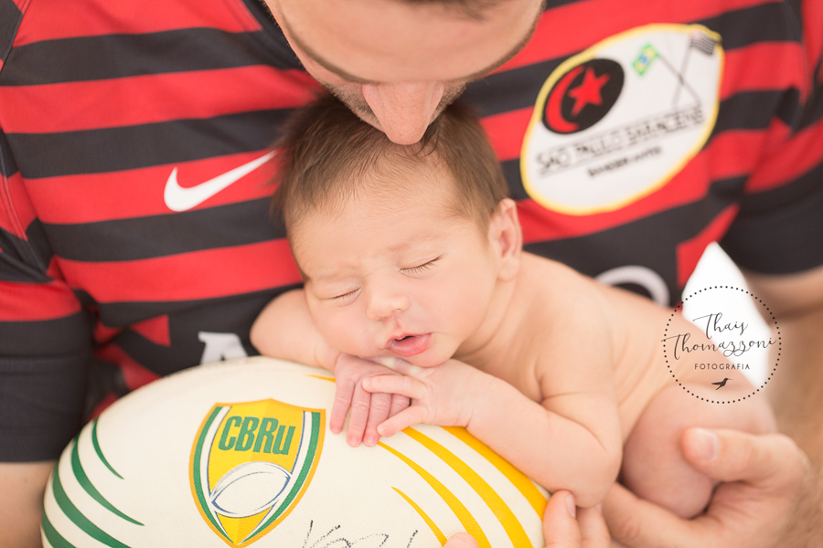 fotografia newborn de menino com bola