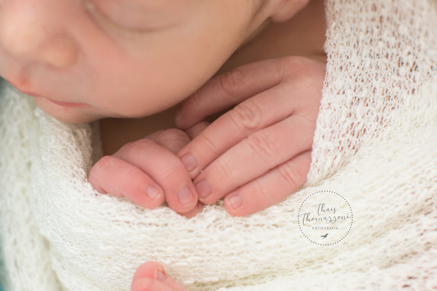 detalhes da sessão de recem nascidos - mãozinhas