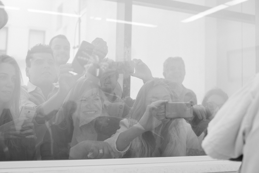 a ansiedade da familia ao ver o bebe nascendo