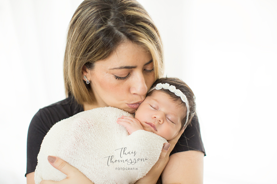 foto com os pais em ensaio newborn