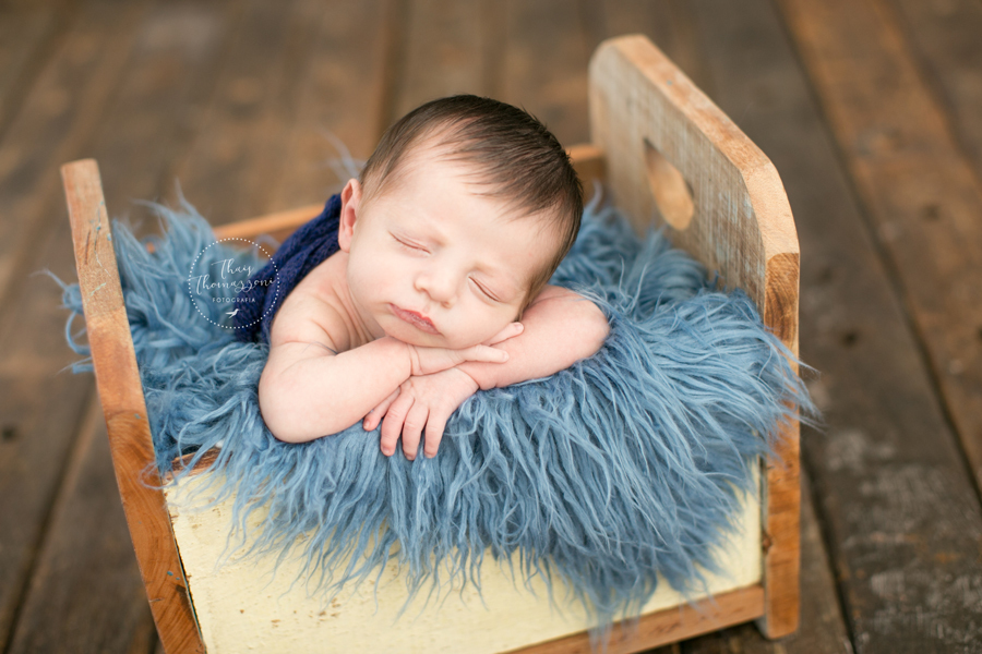 bebe em caixote de madeira