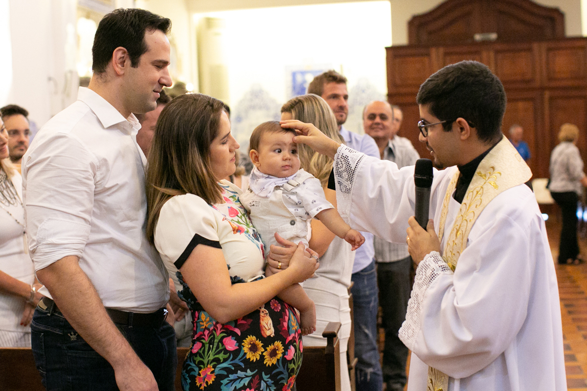 Padre batizando o bebe