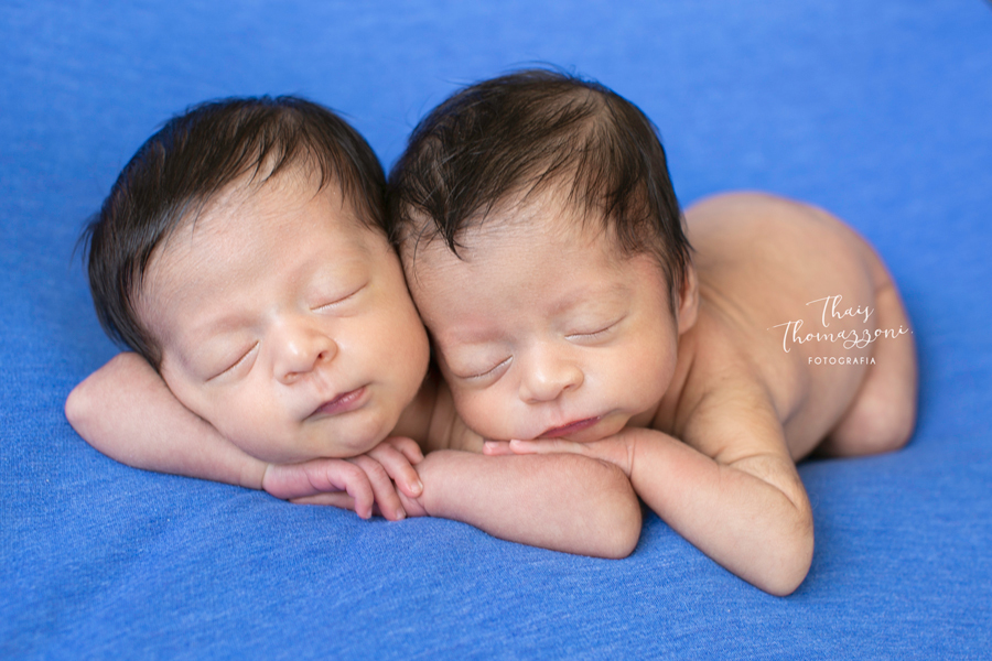 Gêmeos em sessão newborn