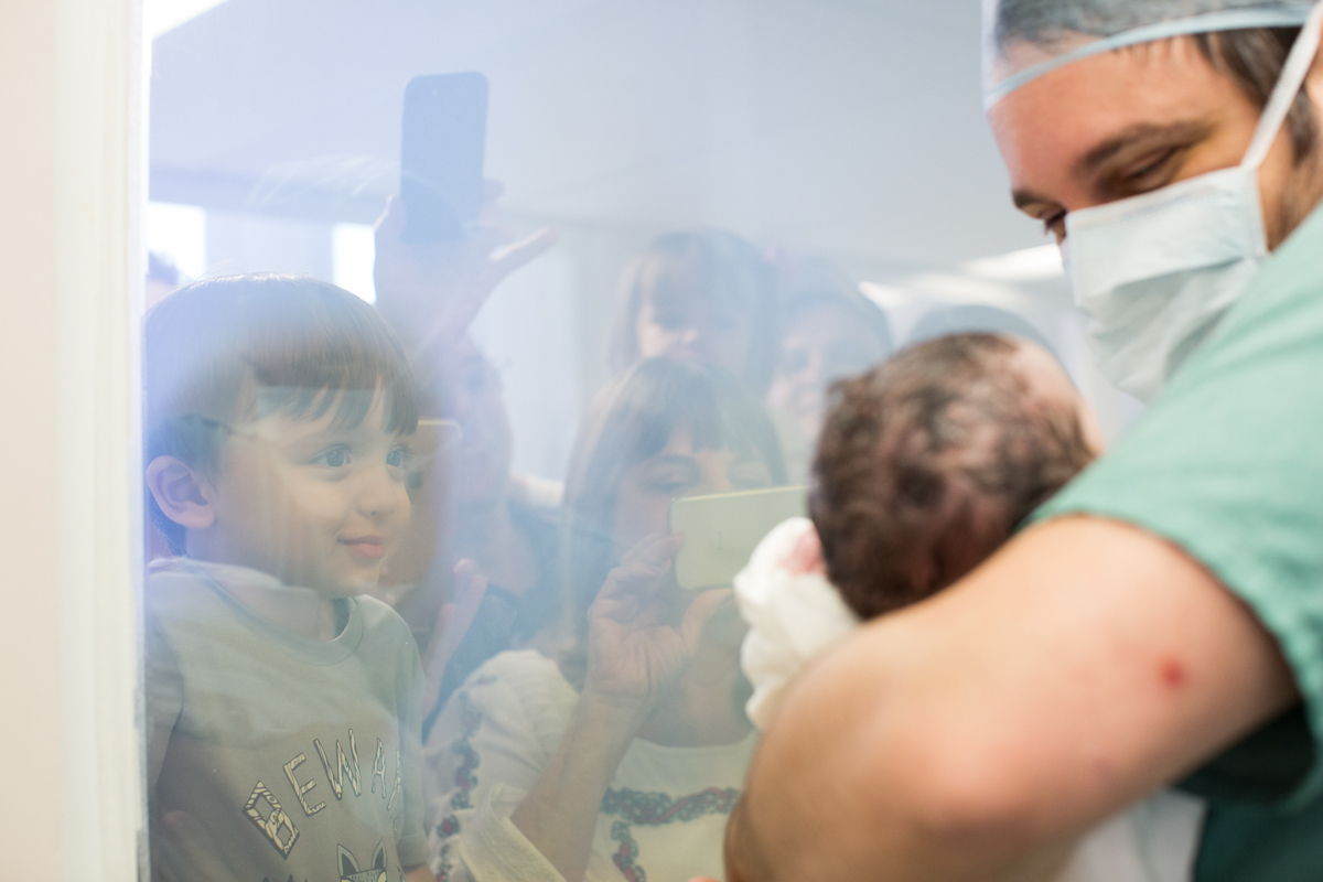 registro do irmão conhecendo a irmã