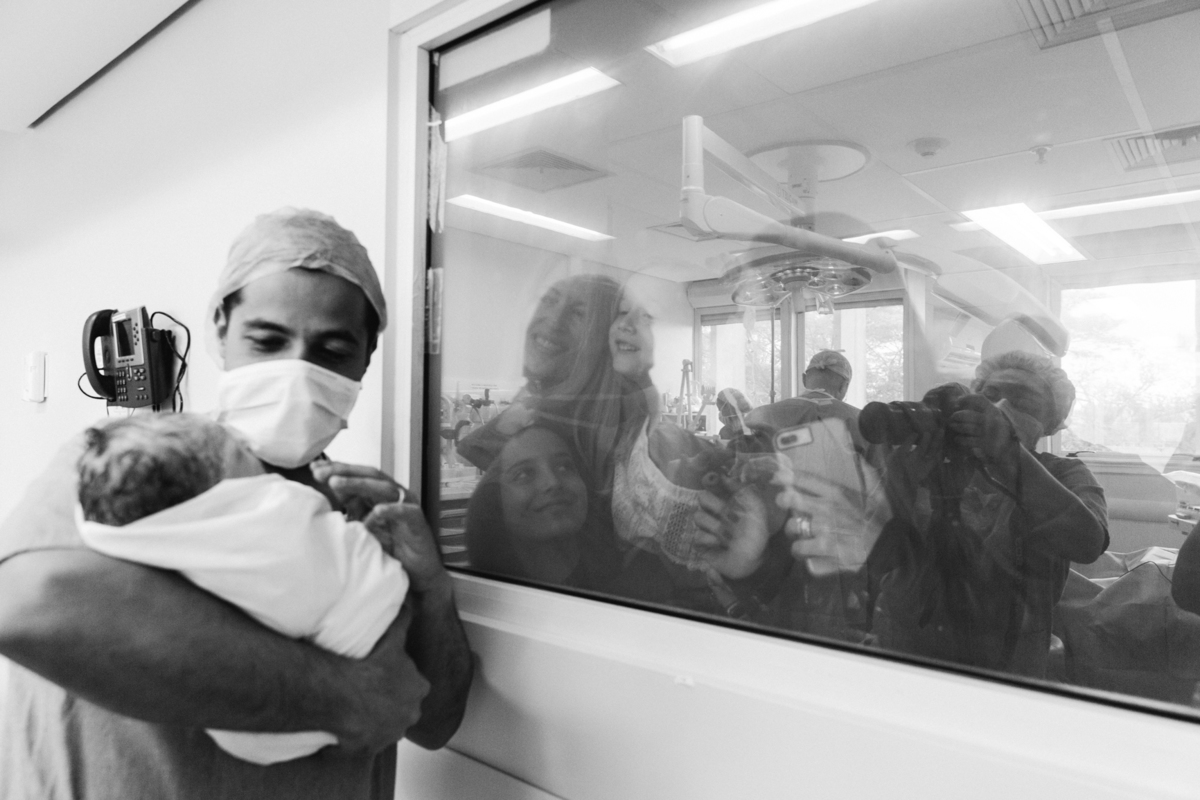 apresentando o bebê para a famiia