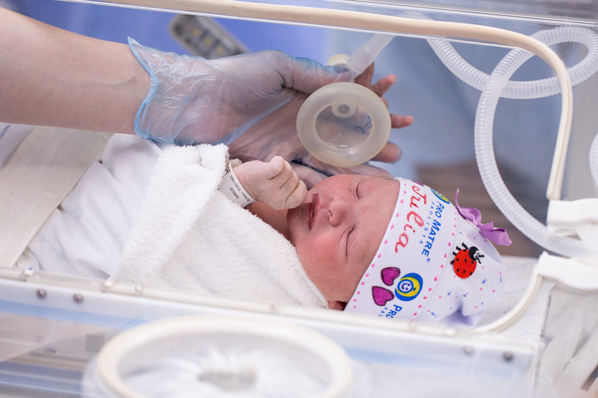 foto do bebê na encubadeira
