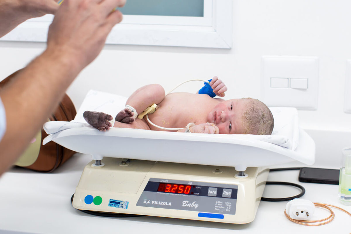 foto tradicional de bebê na balança na maternidade