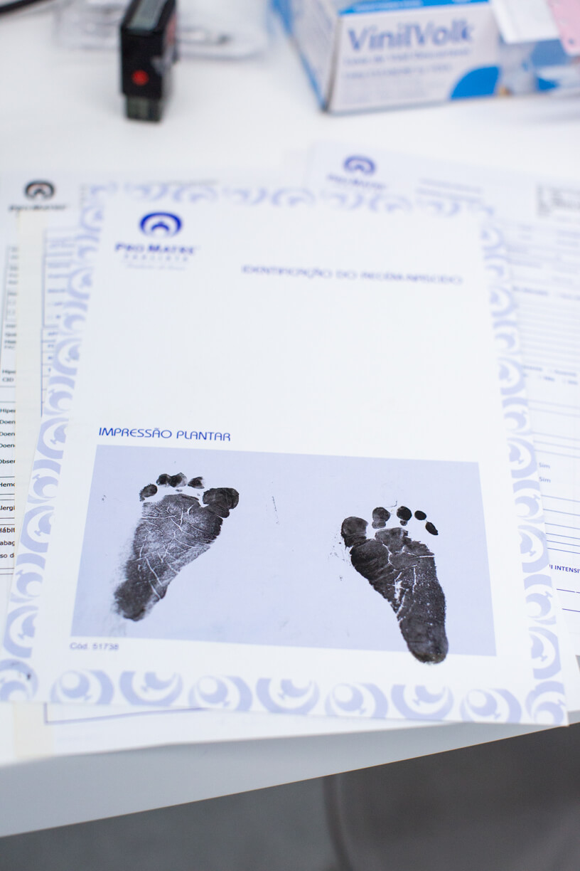 detalhes dos pezinhos no parto