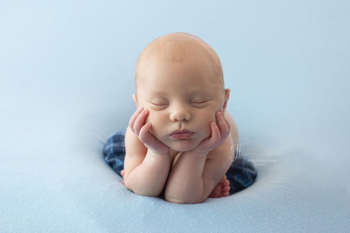 tradicional pose do sapinho newborn