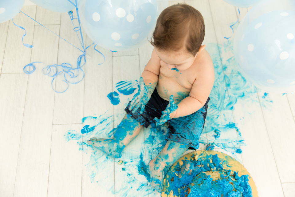 Smash the cake menino