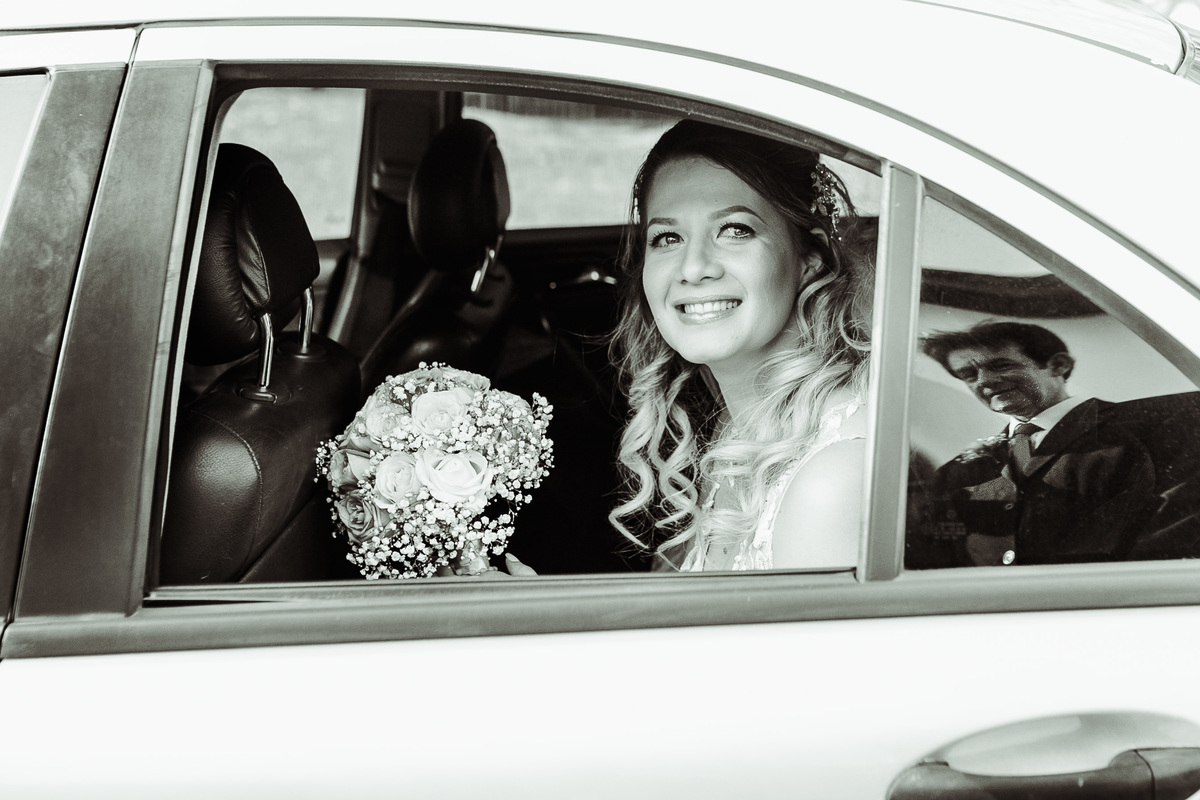 foto de la novia con reflejo en el vidrio del padre