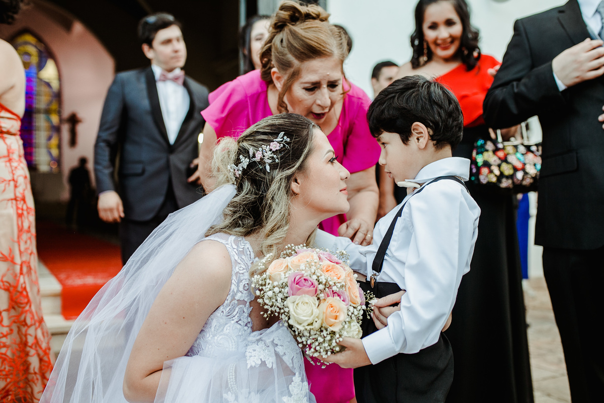 emocion en una sola foto en la iglesia antes de ir al castillo remanso