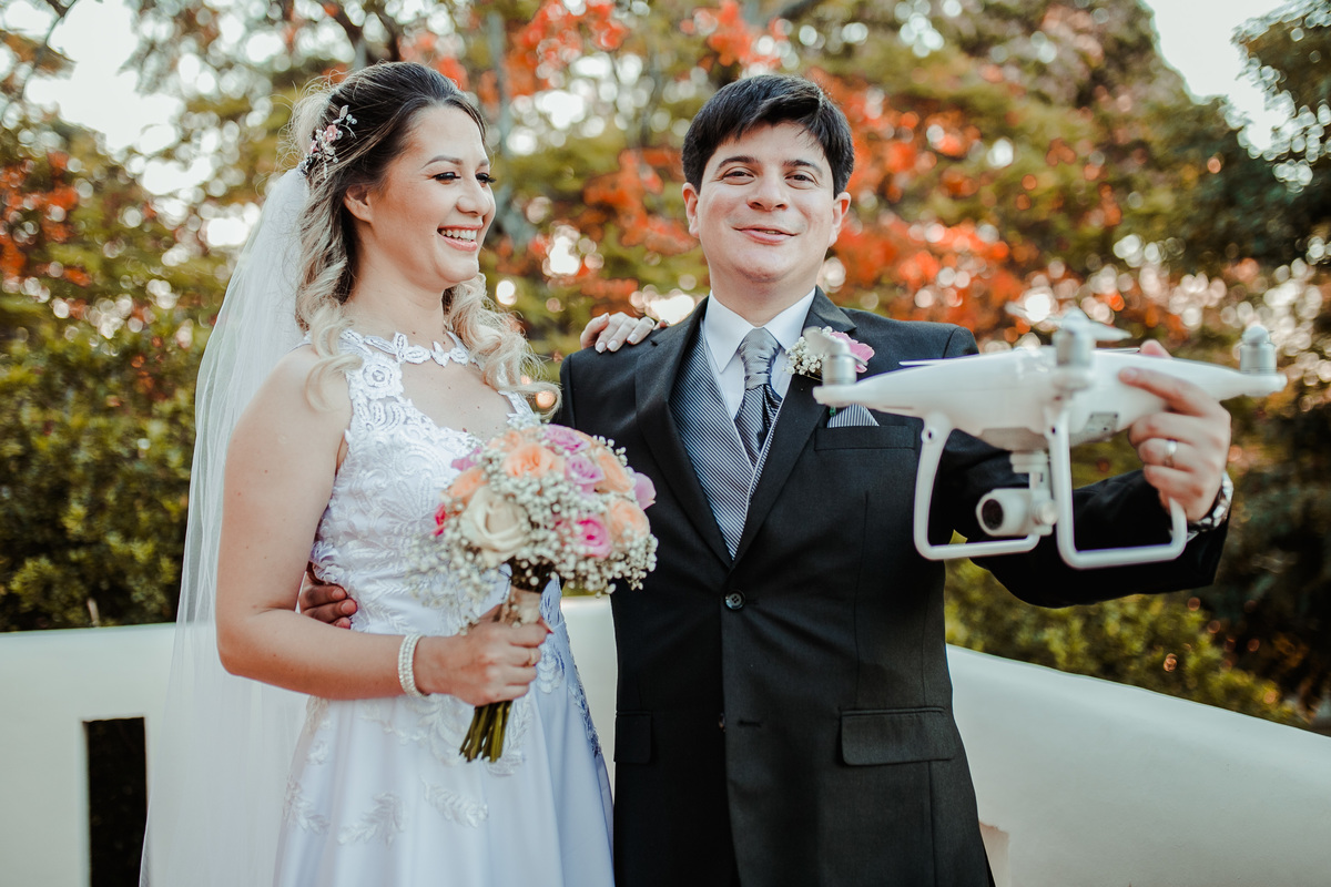 el novio quería que el drone esté presente en el casamiento, así que tambien tuvo su foto con el drone!