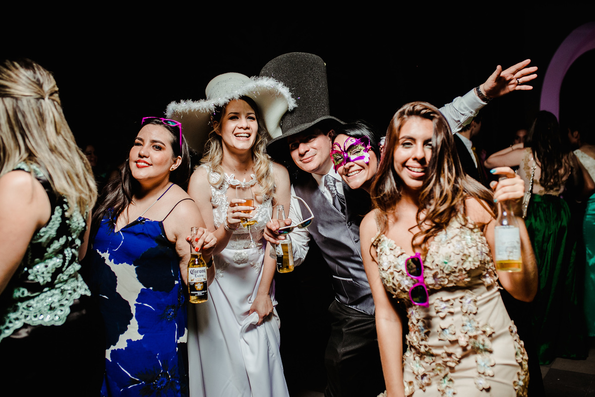 foto de casamiento con los amigos