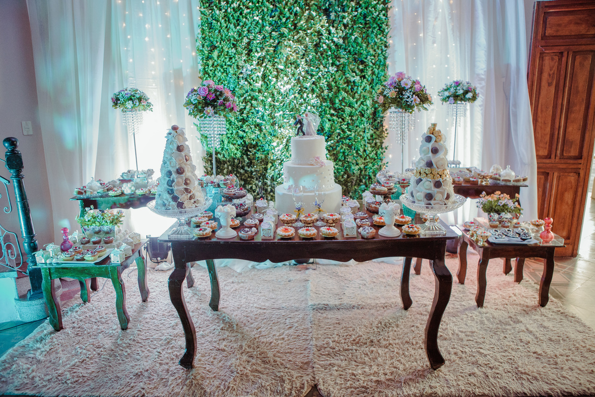 mesa de torta y dulces en el casamiento en Castillo Remanso