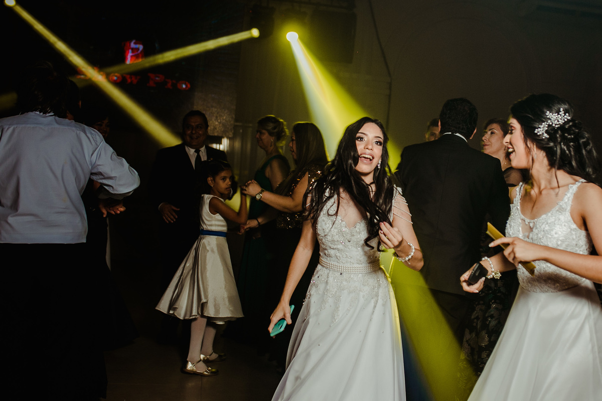 egresados disfrutando de la fiesta