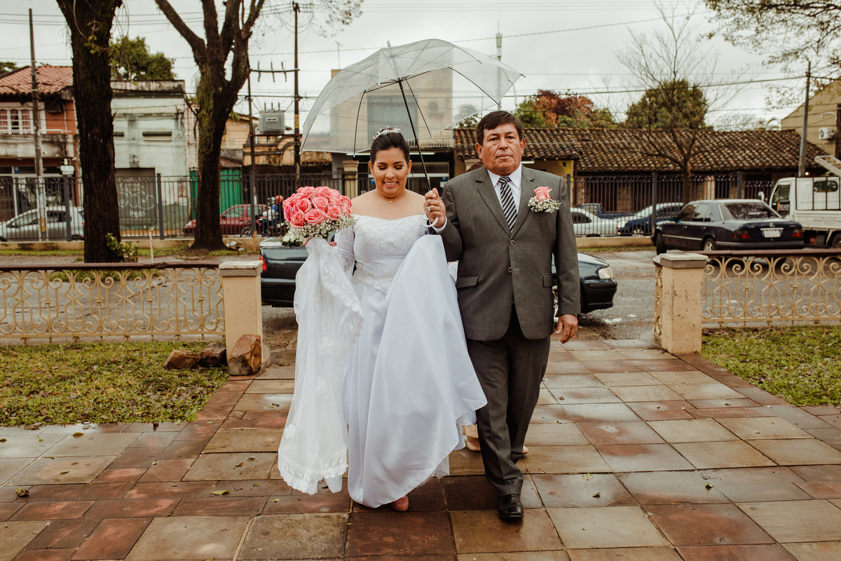 hermoso casamiento bajo tenue llovizna