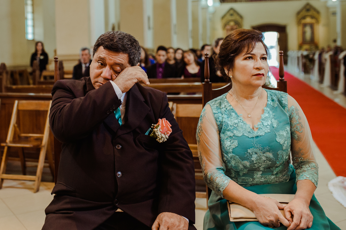 papá llorando de emoción 