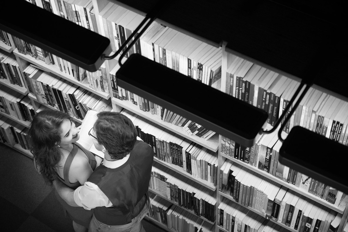 Ensaio pré casamento realizado em uma livraria em Recife