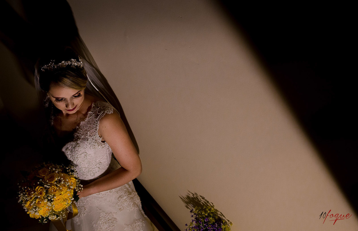 Noiva em seu make off se preparando para o grande dia