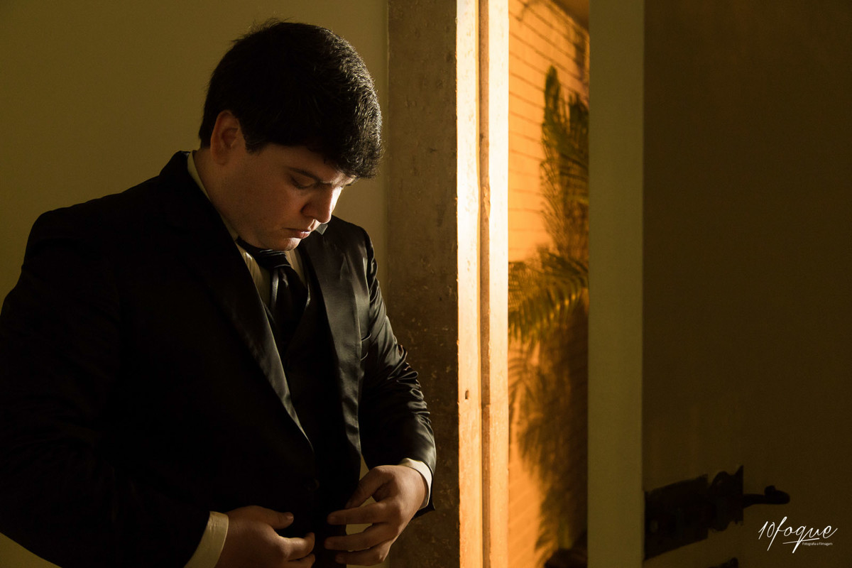 Noivo se arrumando para seu grande dia