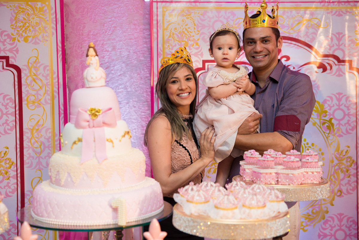 Melissa posando para as fotos na mesa do bolo com seus pais Fotógrafo de casamento e inifantil Hugo Maranhão - Recife/PE