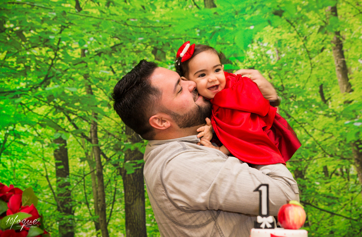 Heloísa brincando com seu pai na sua festa de 1 ano em Recife/PE