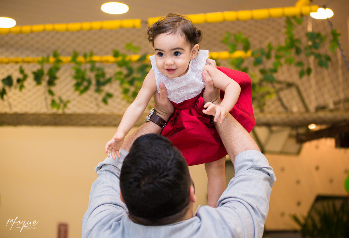 Heloísa brincando com seu pai na sua festa de 1 ano em Recife/PE