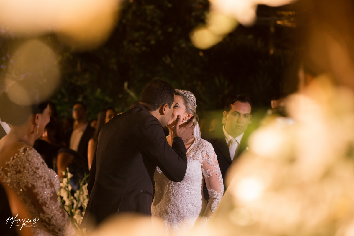 Hora do beijo no casamento de Alliny e Wilton realizado em Recife - Pernambuco.