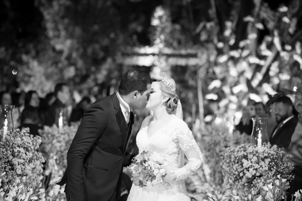 Hora do beijo no casamento de Alliny e Wilton realizado em Recife - Pernambuco.