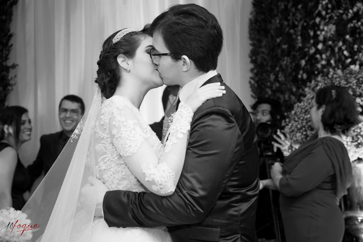 Hora do beijo no casamento de Izis e Eduardo realizado em Recife - Pernambuco.