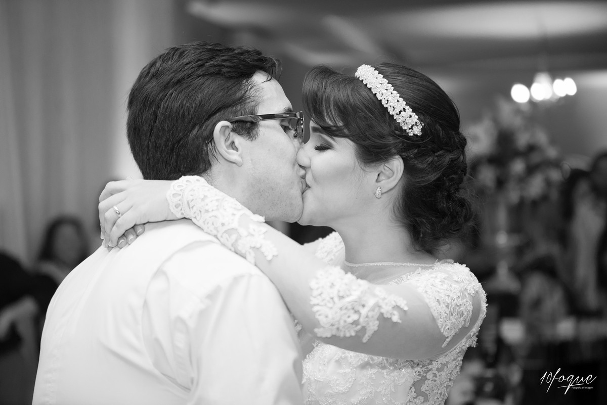 Hora do beijo no casamento de Izis e Eduardo realizado em Recife - Pernambuco.