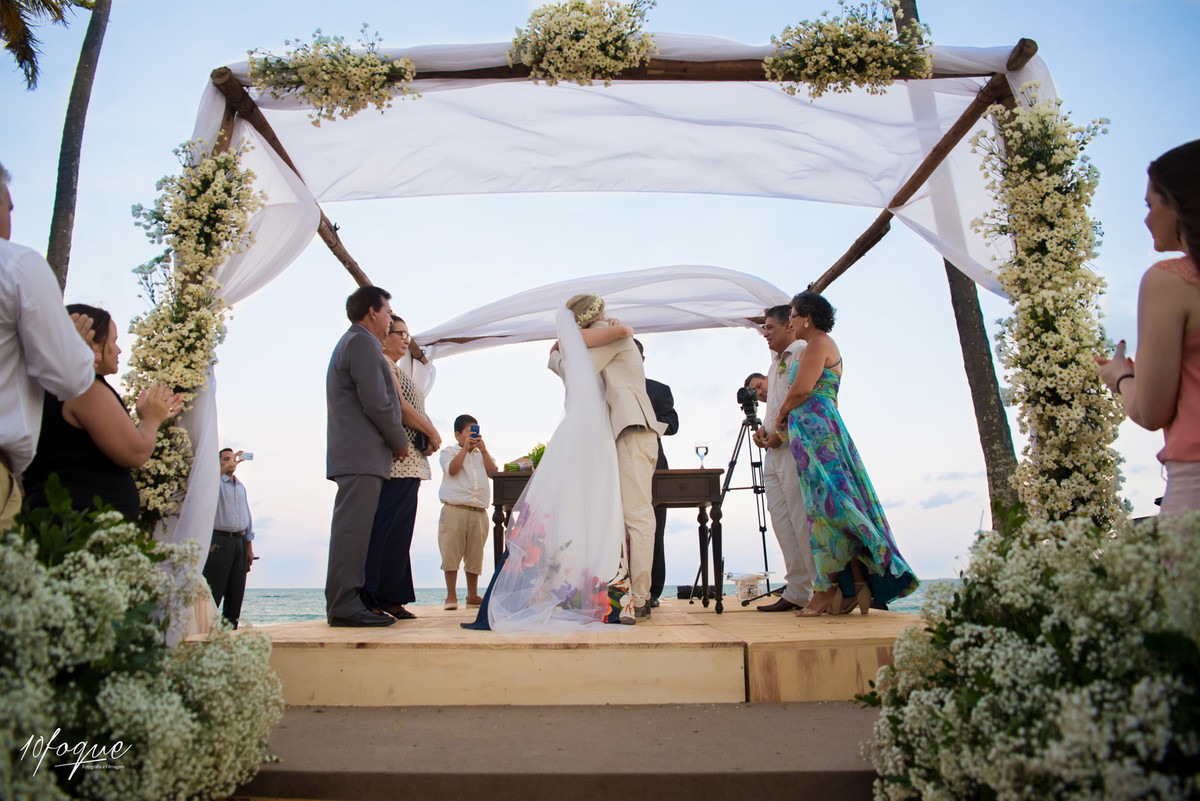 Hora do beijo no casamento de Agislane e Adriano realizado em Recife - Pernambuco