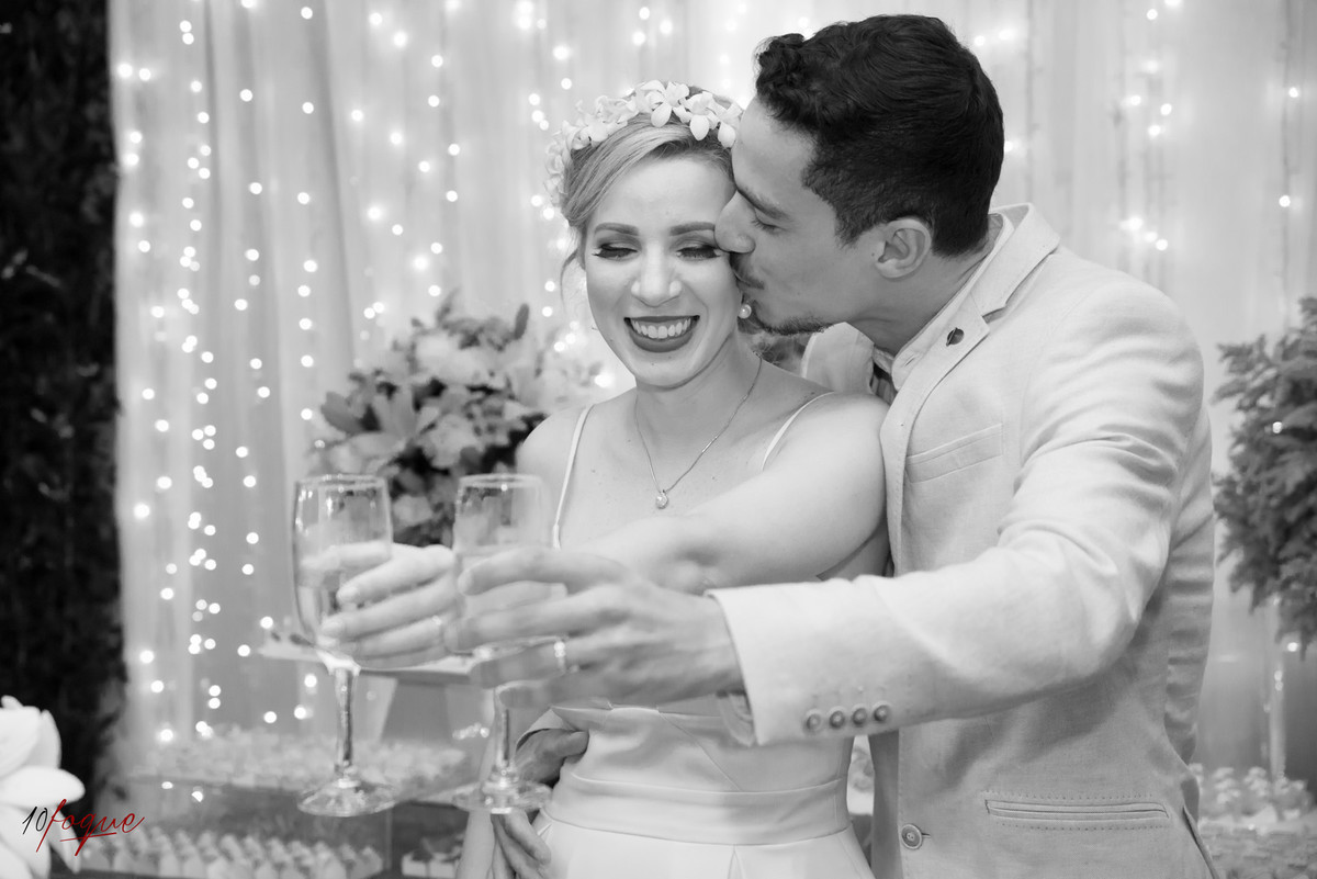 Hora do beijo no casamento de Agislane e Adriano realizado em Recife - Pernambuco