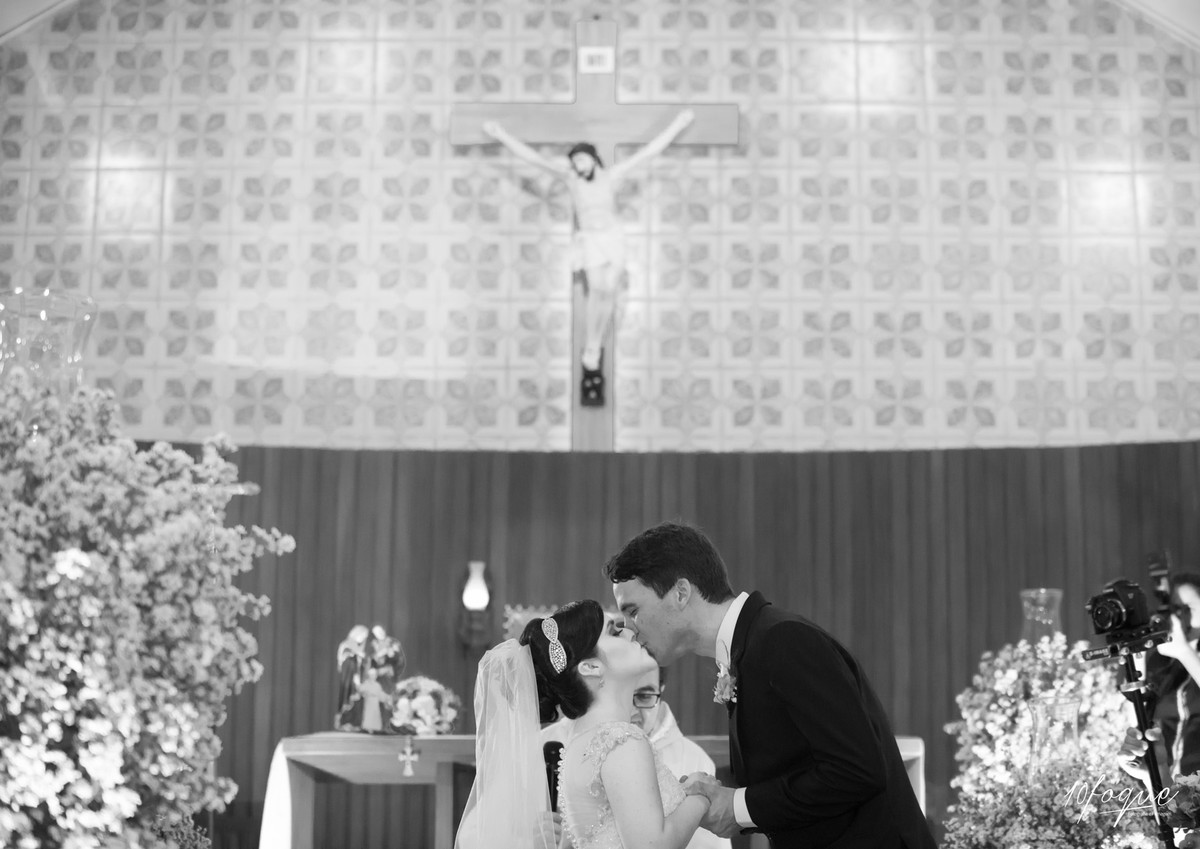 Hora do beijo no casamento de Micalyne e Diogo realizado em Recife - Pernambuco