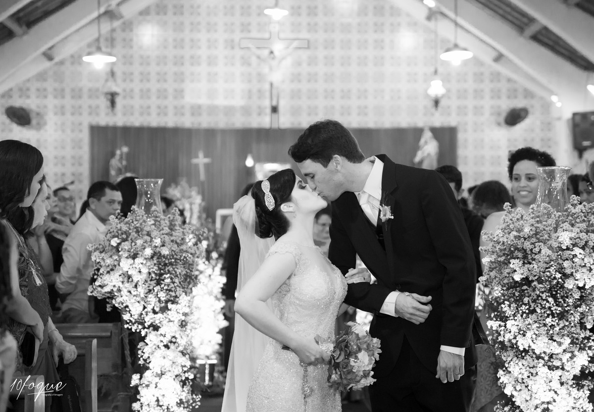 Hora do beijo no casamento de Micalyne e Diogo realizado em Recife - Pernambuco