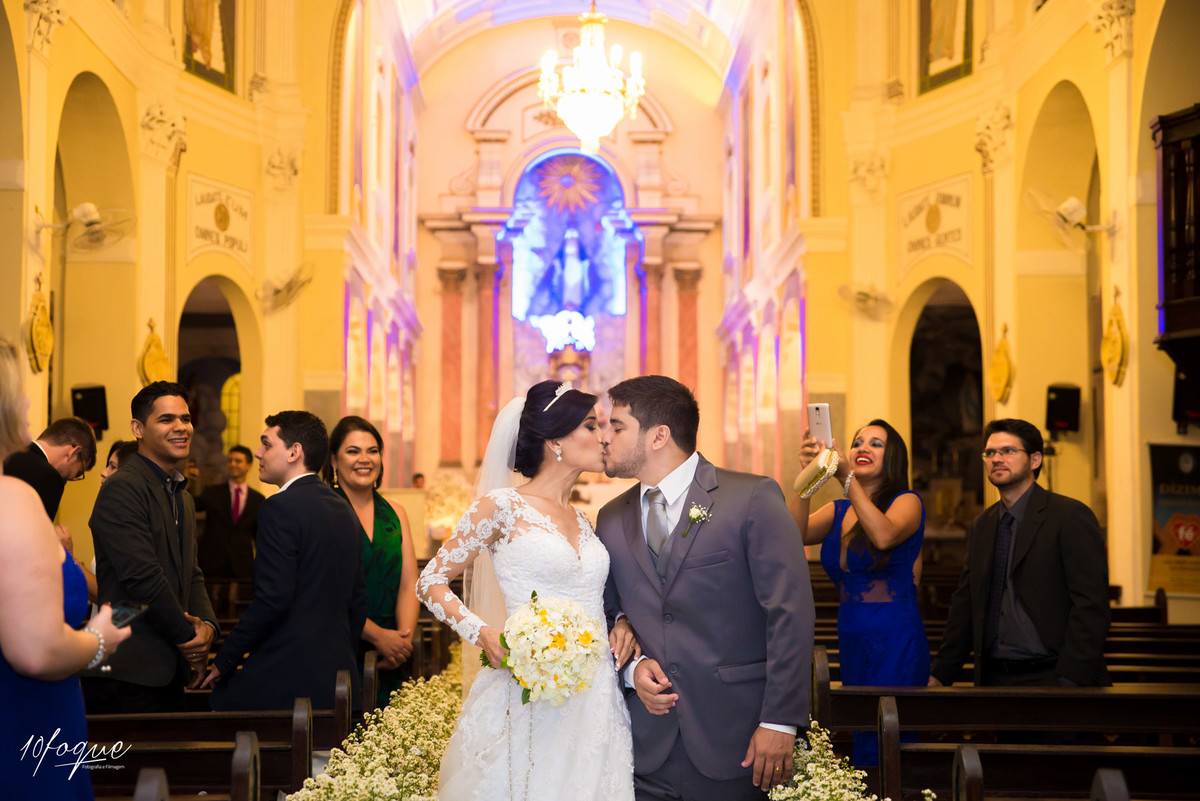Hora do beijo no casamento de Anna e Romero realizado em Recife - Pernambuco.