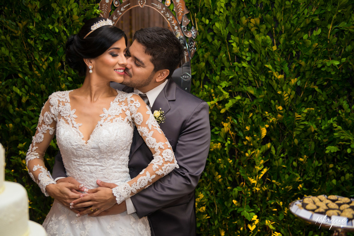 Hora do beijo no casamento de Anna e Romero realizado em Recife - Pernambuco.