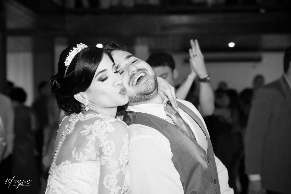 Hora do beijo no casamento de Anna e Romero realizado em Recife - Pernambuco.