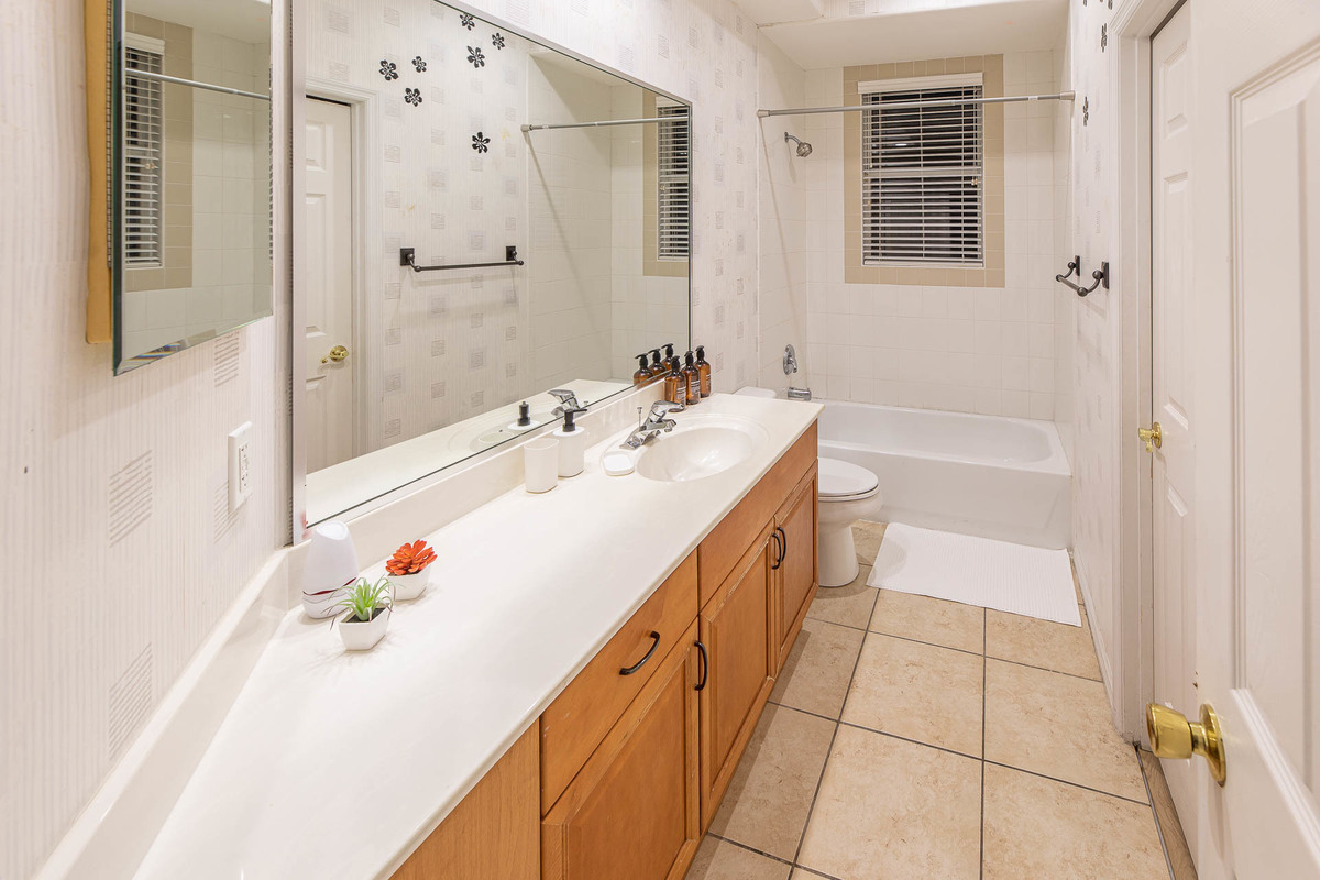Well-lit bathroom with a bathtub and classic finishes, captured in detail by a photographer in Orlando.