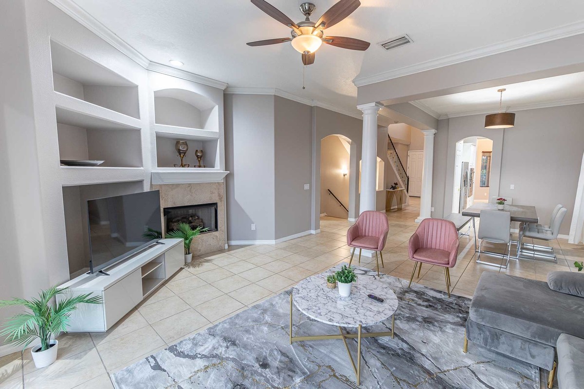 Spacious living room with a lake view in Orlando, captured by the photographer, highlighting modern decor and the outdoor scenery.