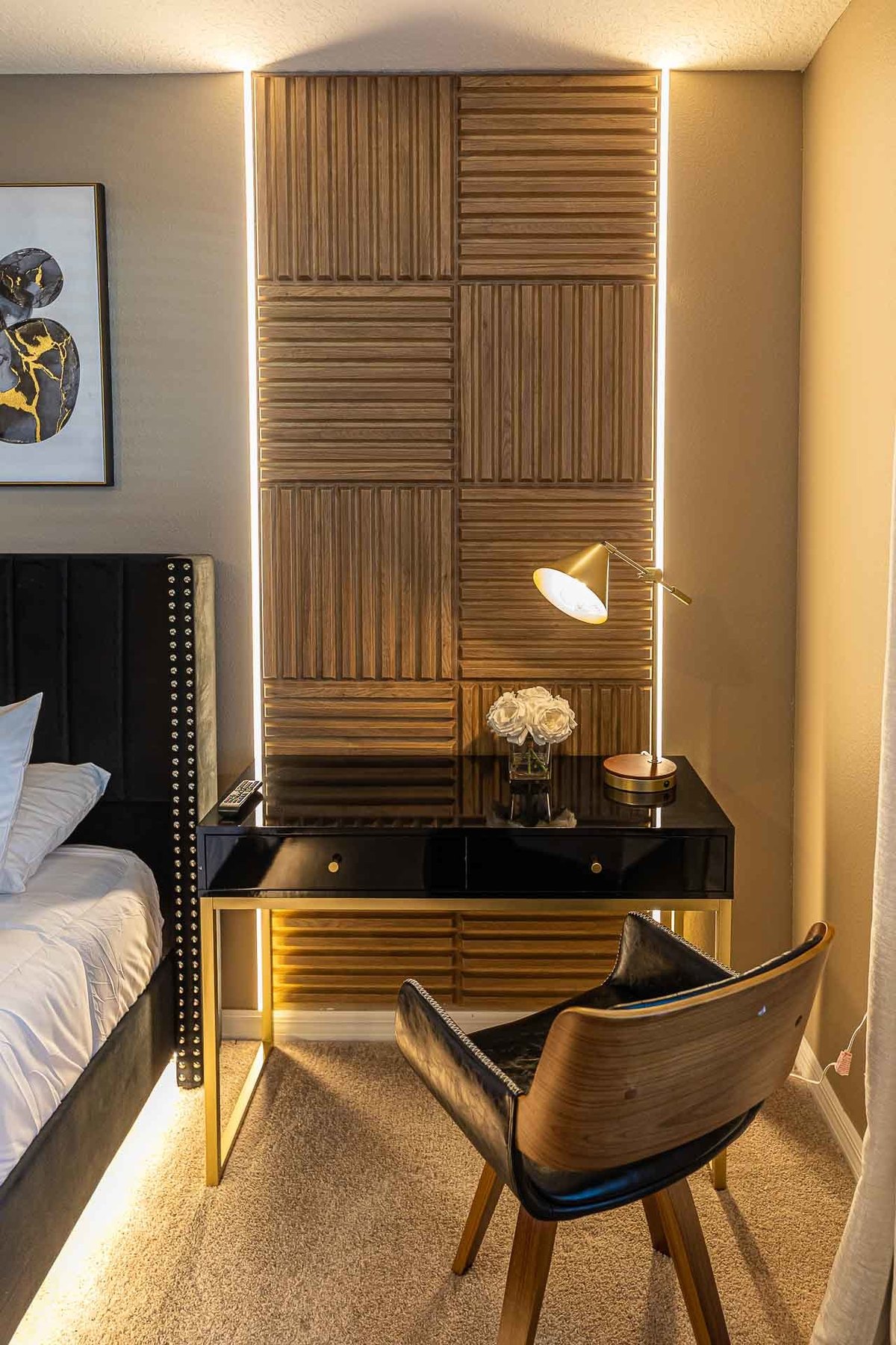 Modern Home Office: Interior photograph of an elegant home office with contemporary furniture and soft lighting. The decor includes modern art and a palette of soft colors, ideal for inspiring productivity and creativity.