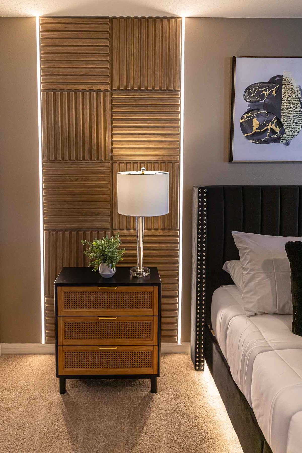 Bedroom Decoration Detail: An interior focus on the elegance of furniture and room decor, showing a floral arrangement on a stylish bedside table, highlighting the attention to details that enrich the space.